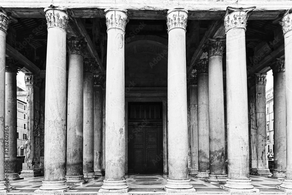 Naklejka premium Rome Pantheon Columns Crop