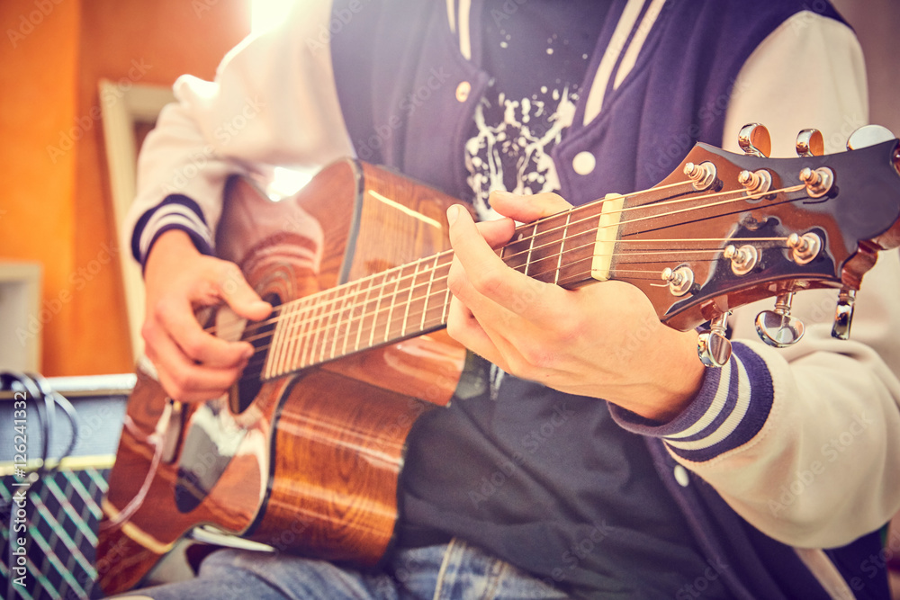 Ragazzo suona chitarra Photos Adobe Stock