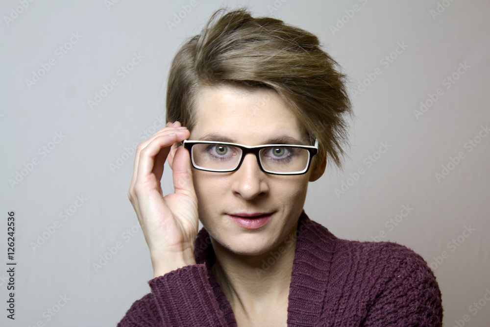 Portrait einer jungen Frau mit kurzen blonden Haare und Brille Portrait einer jungen Frau mit kurzen blonden Haare und Brille