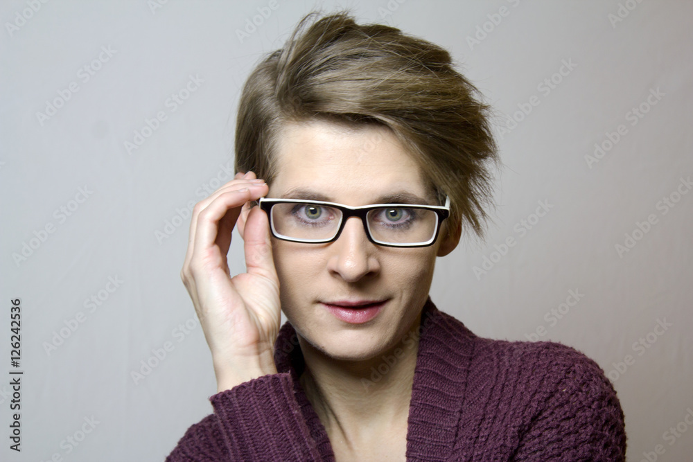 Portrait einer jungen Frau mit kurzen blonden Haare und Brille