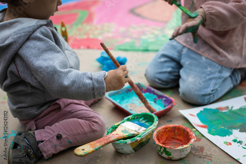 Niños jugando con pinturas y temperas