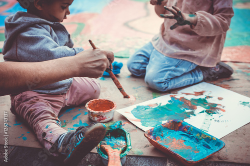 Niños jugando con pinturas y temperas photo