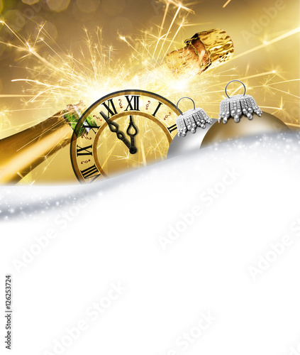 Silvester mit Sekt und Uhr