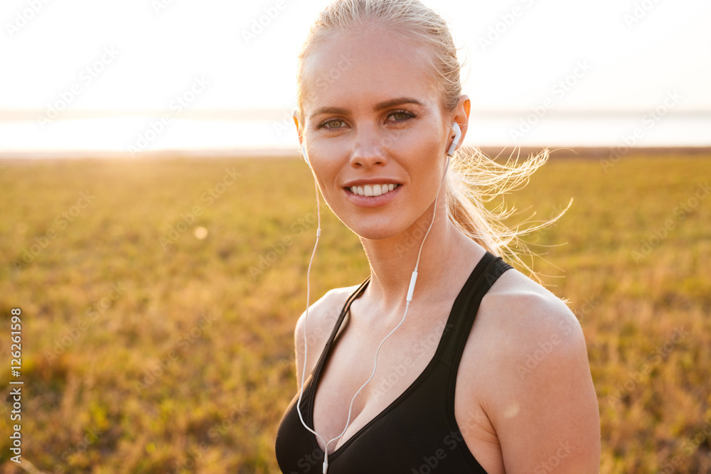 Φωτογραφία Close up portrait of a smiling cheerful woman with earphones