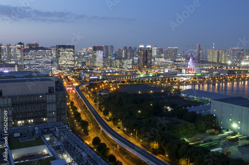 東京都市風景　ファンタジックな　お台場　夜景　観覧車　東京スカイツリー　広角