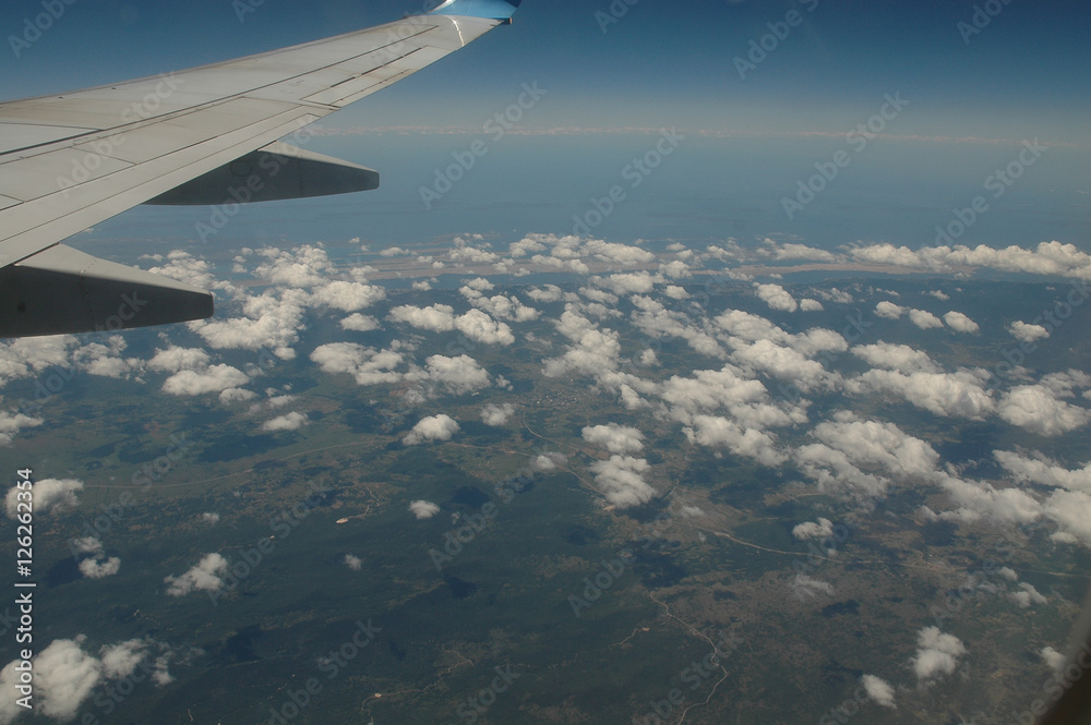 Obraz premium Blick aus dem Flugzeugfenster