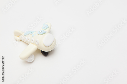 Φωτογραφία toy airplane made by clay on white backgrounds