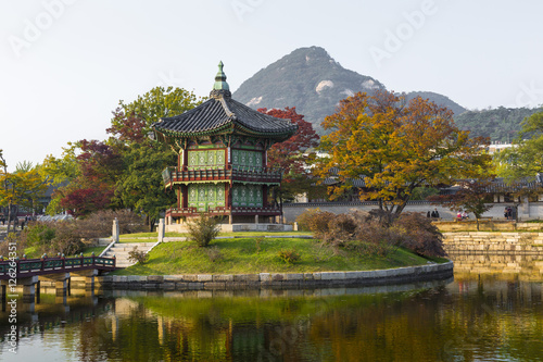 Emperor palace at Seoul. South Korea. Lake. Mountain. Reflection © Curioso.Photography