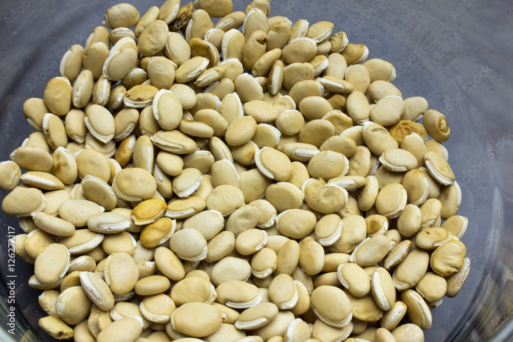Fototapeta premium soybean Glass bowl on a black background.