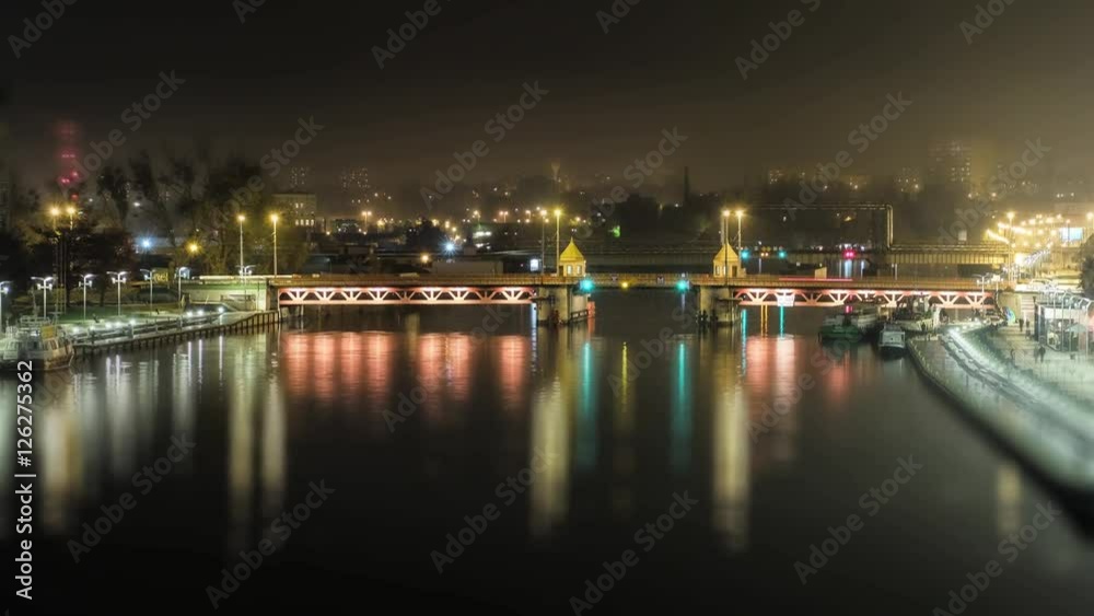 Ruch uliczny na oświetlonym moście wieczorem. Tilt shift, miniatura, time lapse. Ruch uliczny na oświetlonym moście wieczorem. Tilt shift, miniatura, time lapse.