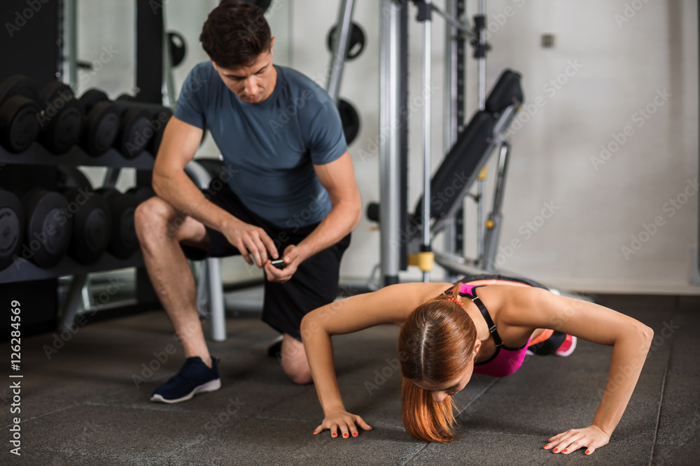 Obraz premium athletic girl performs push-ups