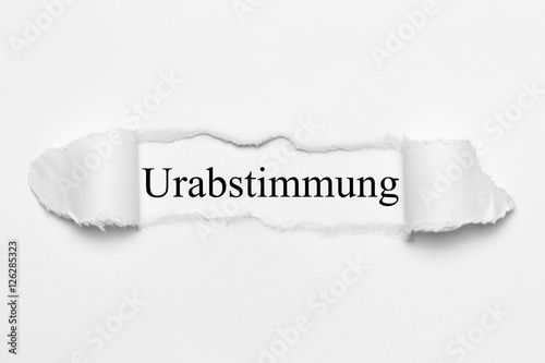 Urabstimmung auf weißen gerissenen Papier photo