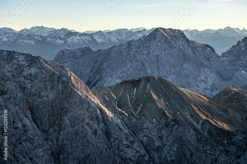 Fototapeta Naklejka Na Ścianę i Meble -  Blick vom Blassengrat im Wetterstein in Richtung Alpenhauptkamm