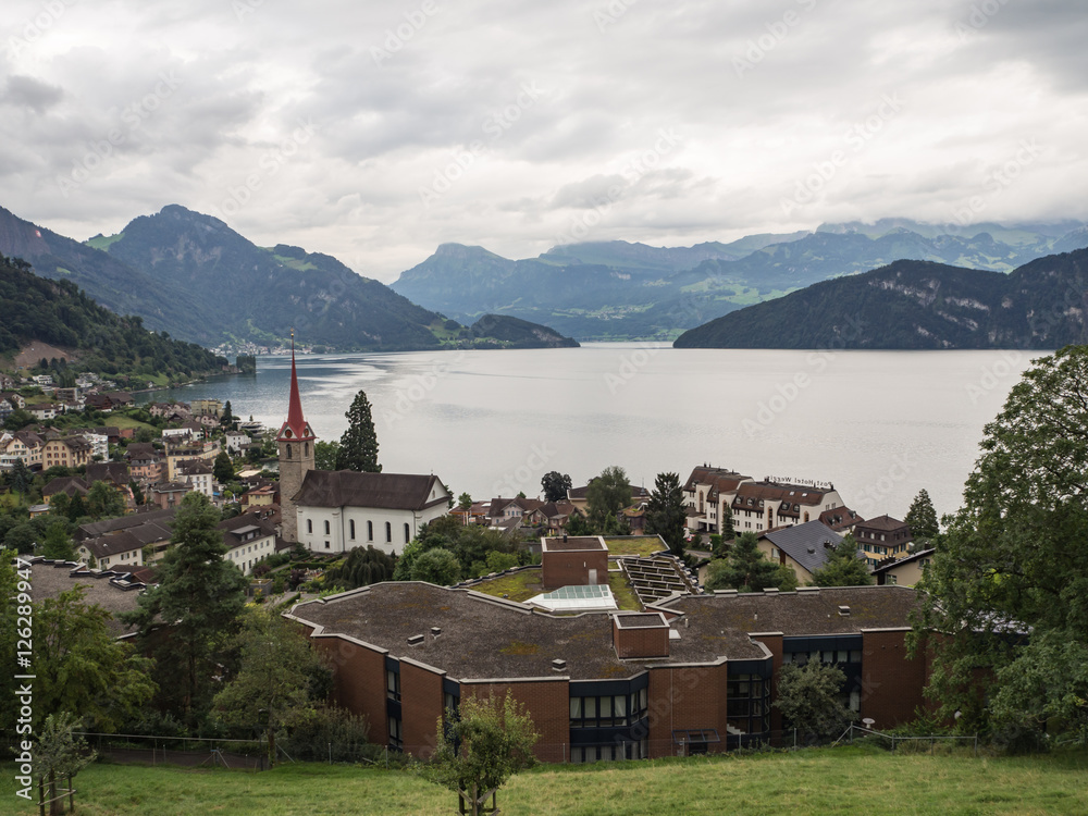 preciosa vista del pueblo de Weggis, a orillas del lago de los cuatro cantones en Suiza , verano de 2016  OLYMPUS DIGITAL CAMERA