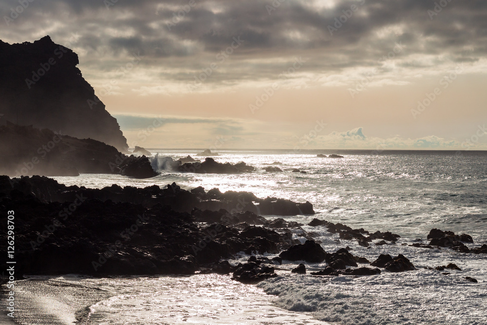 Obraz premium Strong Waves Crashing on the Volcanic Coast in Tenerife Canary Islands