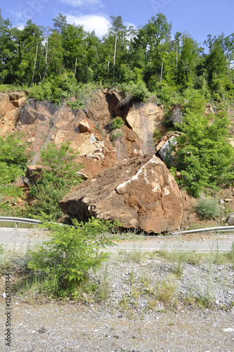 rock on the road - earthquake