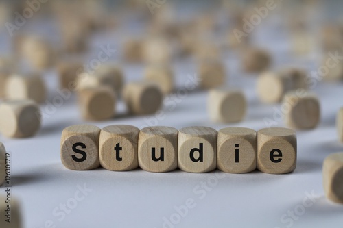 Studie - Holzwürfel mit Buchstaben