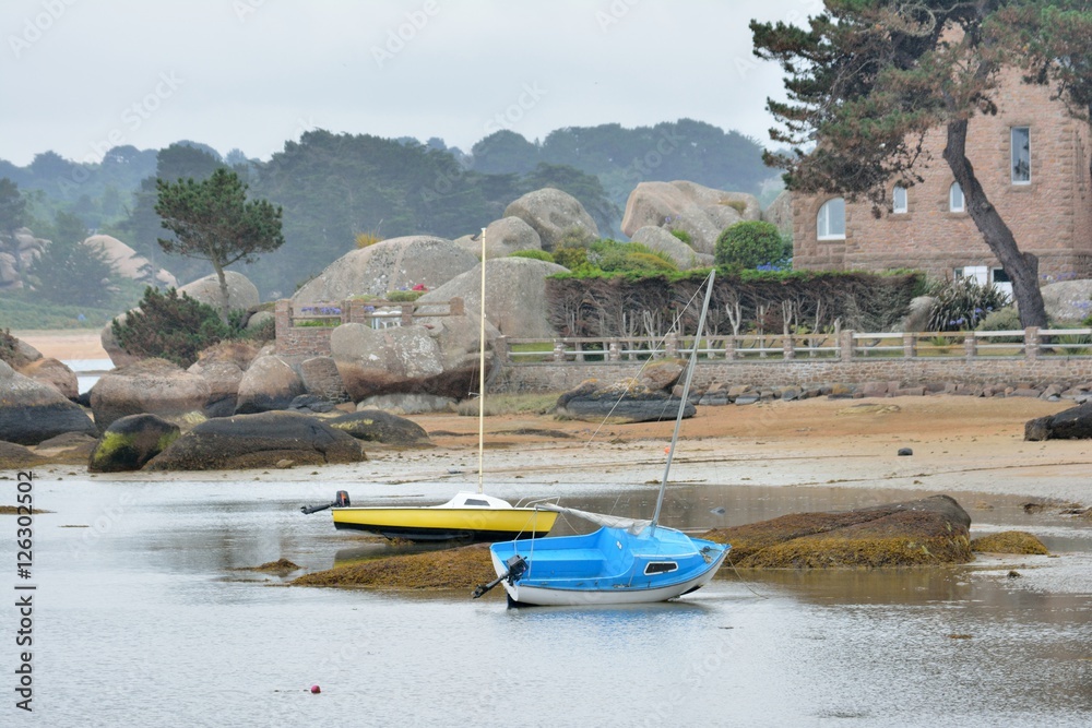 Voiliers échoués dans la baie de SainteAnne à Trégastel en Bretagne