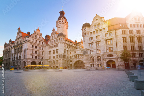 Obraz na płótnie Auf dem Burgplatz in Leipzig und Blick auf das Neue Rathaus. w salonie