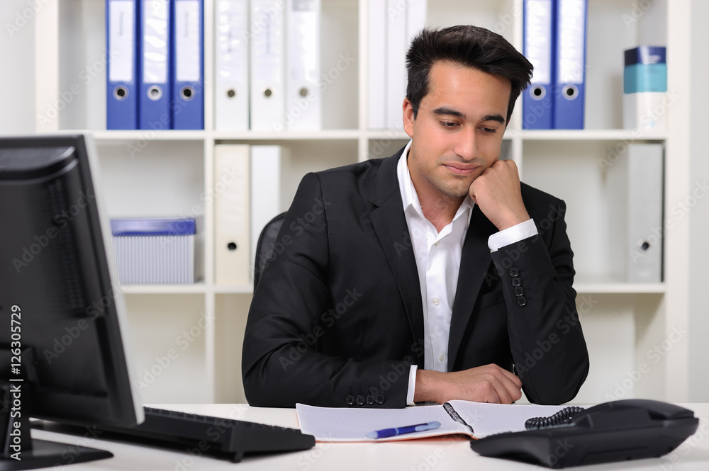 Unmotivierter Mitarbeiter im Büro