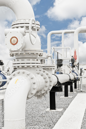 Natural gas processing plant with pipe line valves