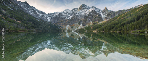 Fototapeta Naklejka Na Ścianę i Meble -  reflections mountains in emerald water of the lake