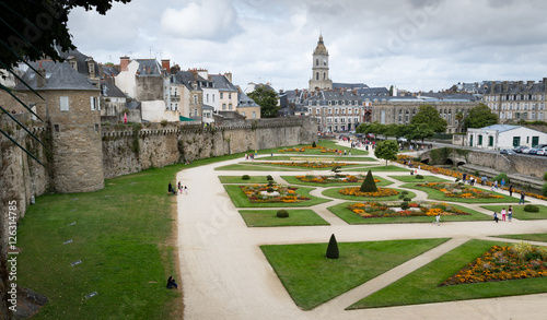 Canvas-taulu Ramparts and walls of the town of Vannes, France