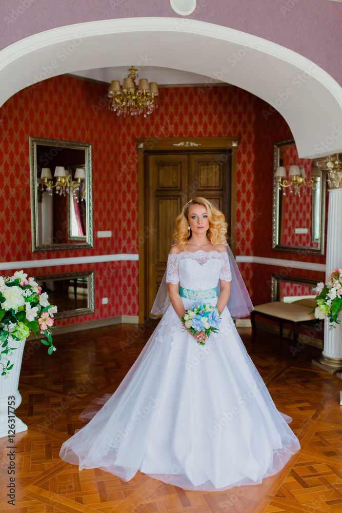 Obraz premium Portrait of a bride in a beautiful classic interior