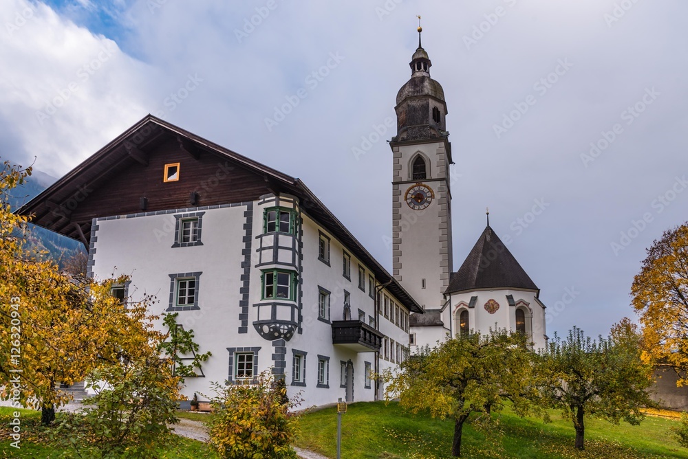 Bauernhaus und Kirche in Stams Tirol