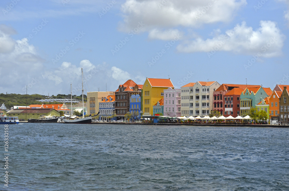 Willemstad Curaçao y sus construcciones coloridas frente al mar caribe