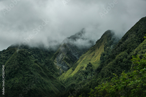 Foto mountain peak in the mist, beautiful landscape