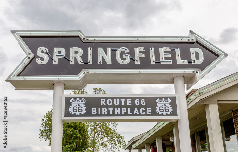 Springfield road arrow sign in best western route 66 rail haven. - obrazy, fototapety, plakaty 