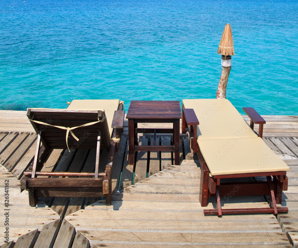 Fototapeta premium Wood table on beach background