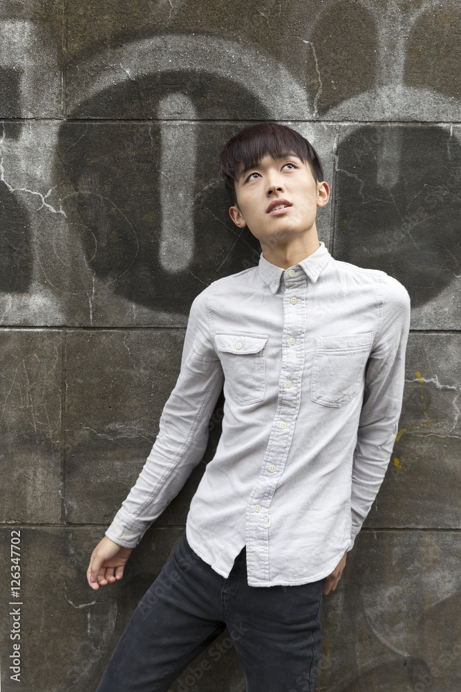 ファッションポートレート 男性 屋外 立つ 落書き 原宿 全身 横顔 見あげる 見つめる Stock Foto Adobe Stock