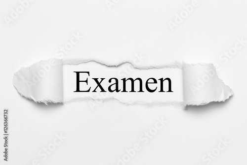 Examen auf weißen gerissenen Papier