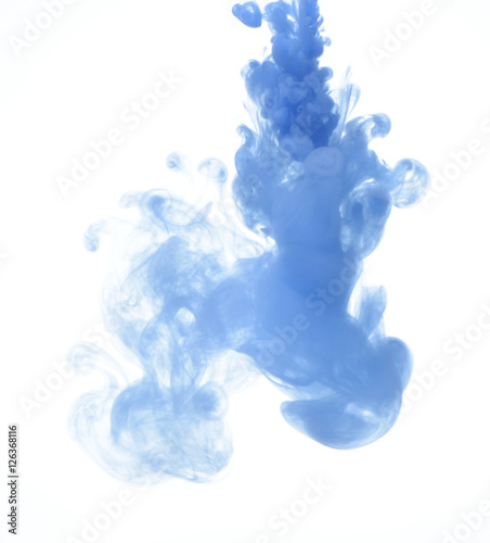 Tinta de color azul diluyendose en agua