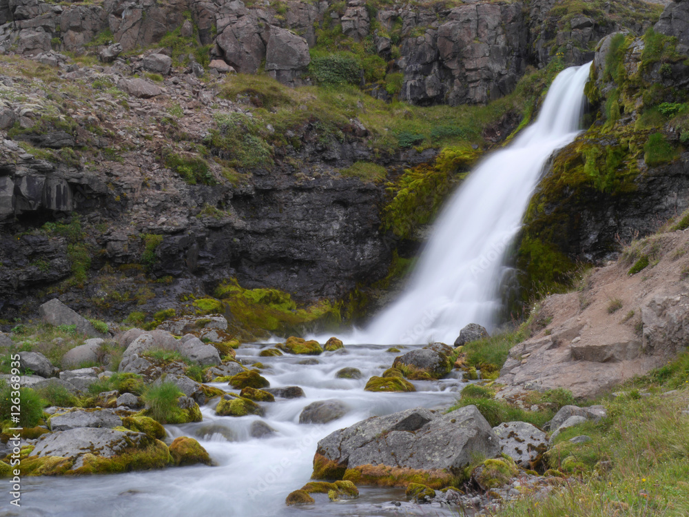 Wasserfall Gljúfurárfoss am Arnarfjörður in Island