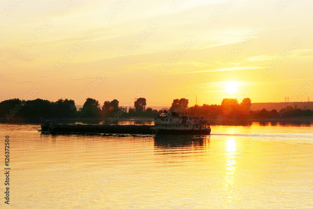 Naklejka premium brightest sunset