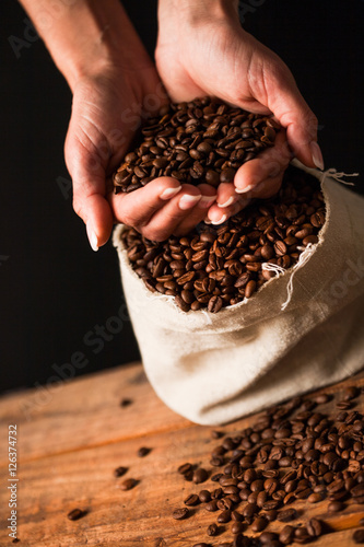 mains dans un tas de grains de café