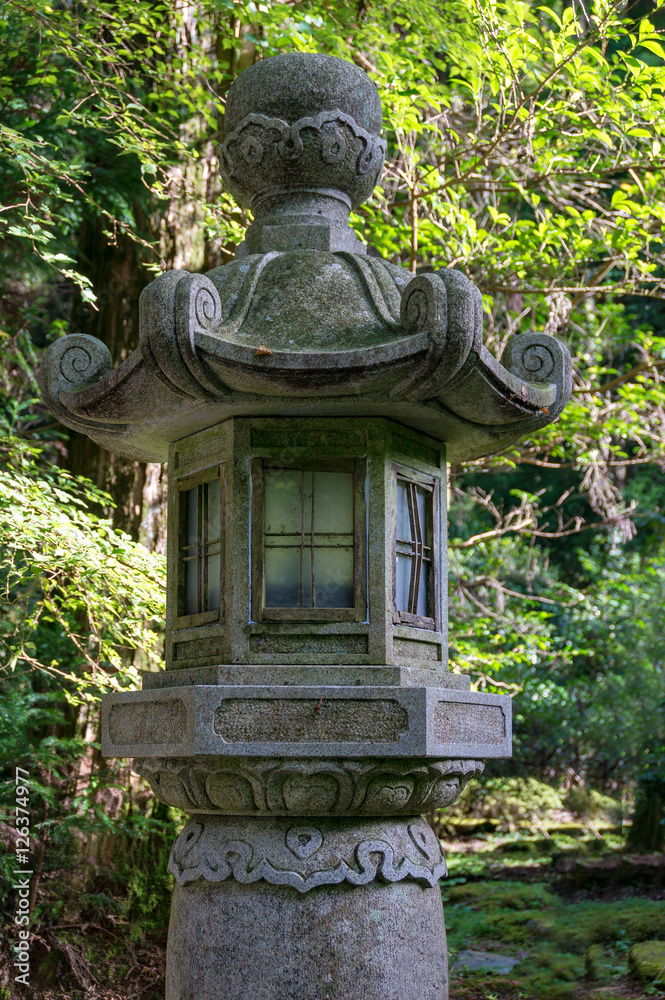 Obraz premium Traditional Japanese lantern in park