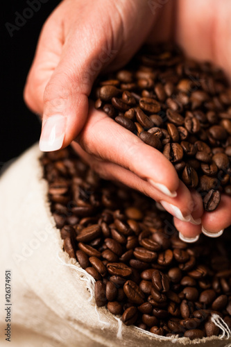 mains dans un tas de grains de caf  