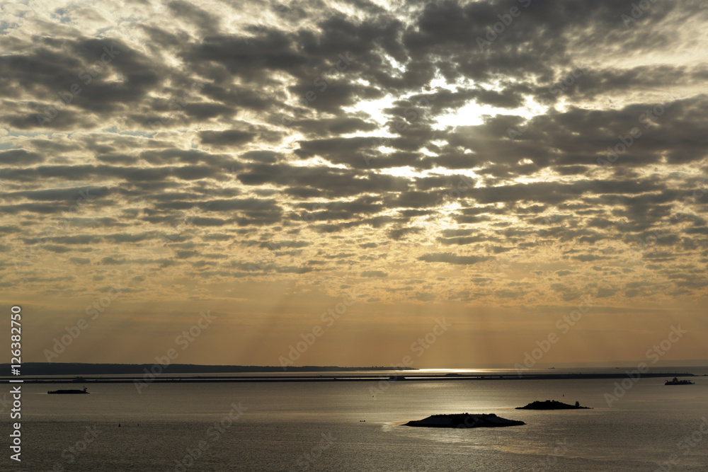 Obraz premium cirrus clouds at sunset over the river