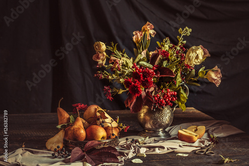Fototapeta Naklejka Na Ścianę i Meble -  Still life with apples and autumn flowers