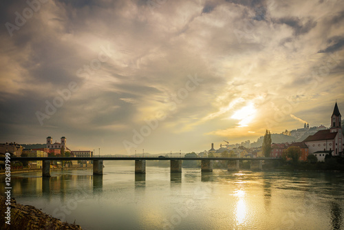 Sonnenaufgang über den Brücken Passaus