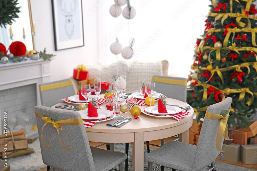 Obraz premium Table served for Christmas dinner in living room