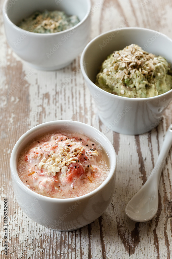 Studio, dreierlei Dips: Tomaten-Dip, Avocado-Dip, Kräuter-Dip Studio, dreierlei Dips: Tomaten-Dip, Avocado-Dip, Kräuter-Dip