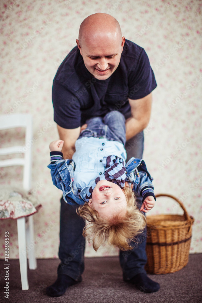 Naklejka premium happy daddy and lovely little son having fun together