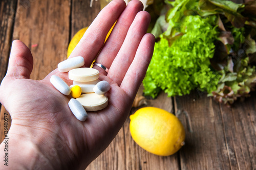 Choice between vitamins from supplements or from vegetables and fruits