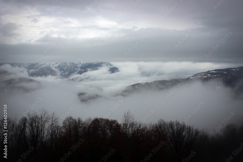 Туманные Кавказские горы в регионе Сочи, Краснодарский край, Россия