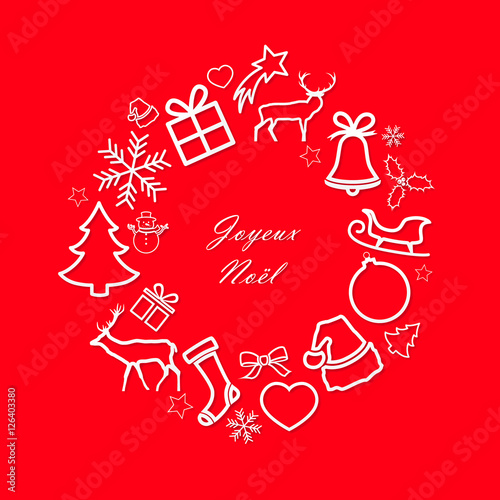 Couronne de Noël avec décorations sur fond rouge
